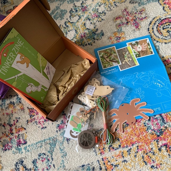 Kiwi Crate Activity Box String Climber Animals - Picture 6 of 6